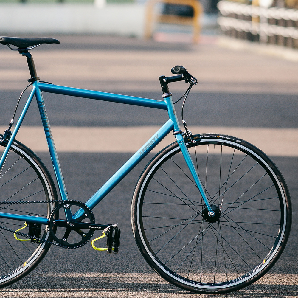 *AFFINITY CYCLES* lo pro track complete bike (L/ELECTRIC BLUE)