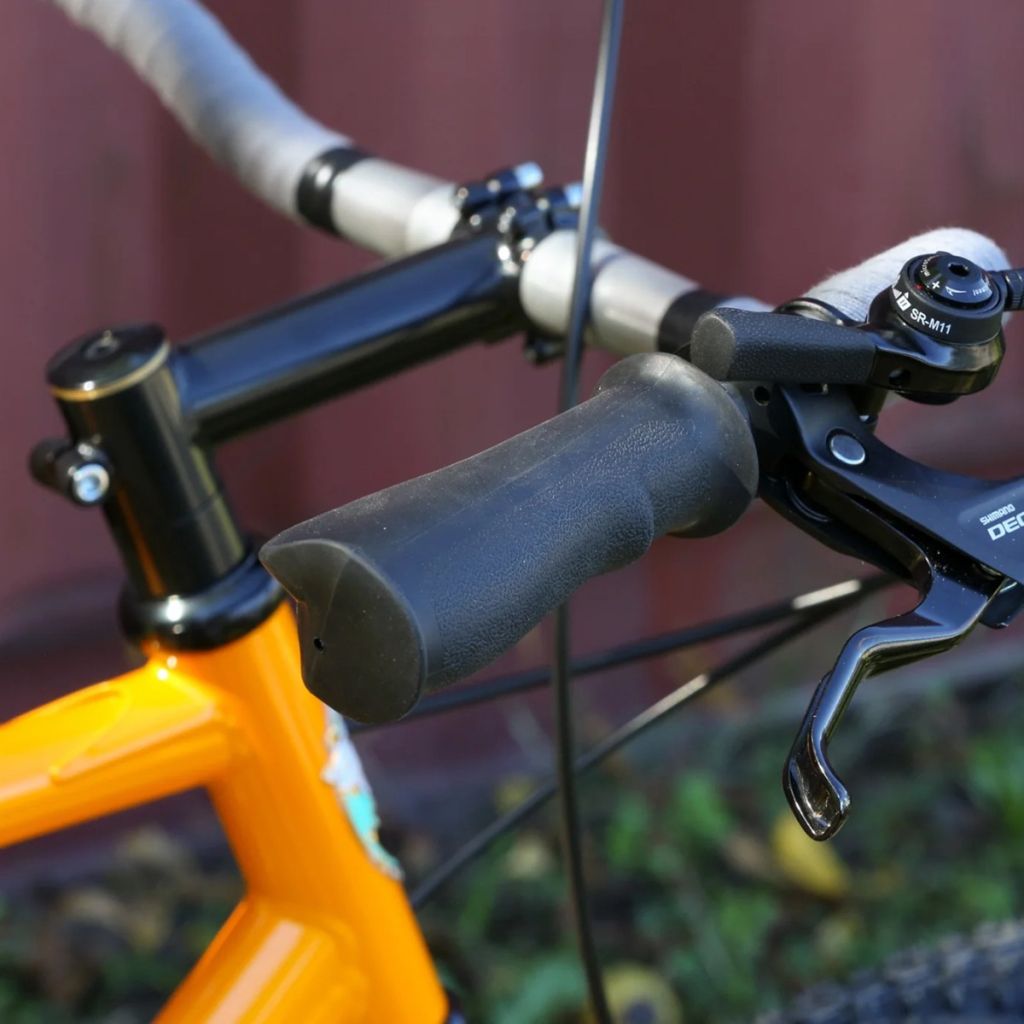CRUST BIKES* hyh ergo grip (glitter black) - BLUE LUG ONLINE