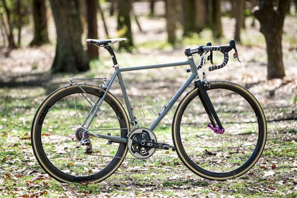 *TOMII CYCLES* canvas frameset (gray)