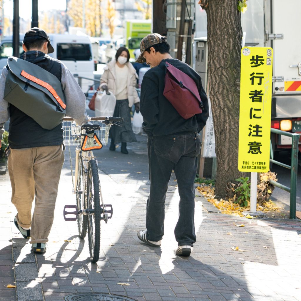 *BLUE LUG* the messenger bag (purple/orange reflector)