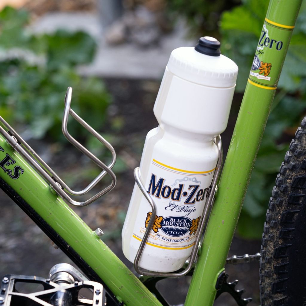 BLACK MOUNTAIN CYCLES* mod zero water bottle (white) - BLUE