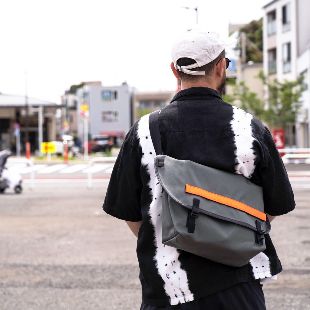 *BLUE LUG* the messenger bag half (turquoise/reflector)