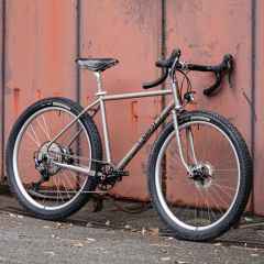 *CRUST BIKES* evasion 完成車 (romantic silver/M)