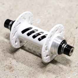 ONYX RACING PRODUCTS* Helix track hub rear (white frost