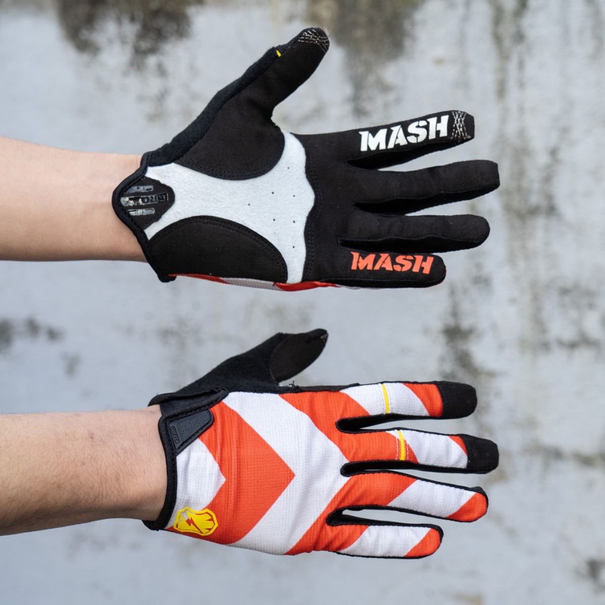 *MASH* DND glove (red/white)