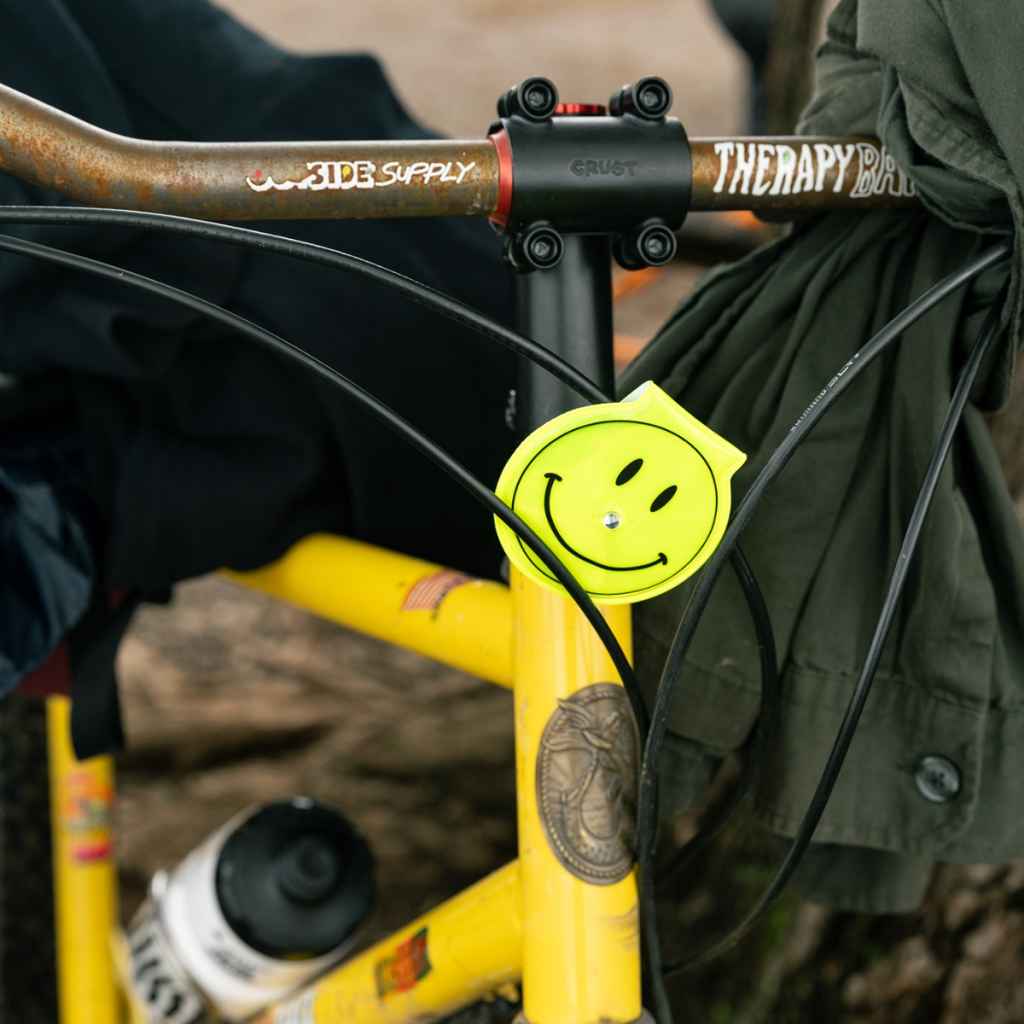 BLUE LUG* smile reflector clip - BLUE LUG ONLINE STORE