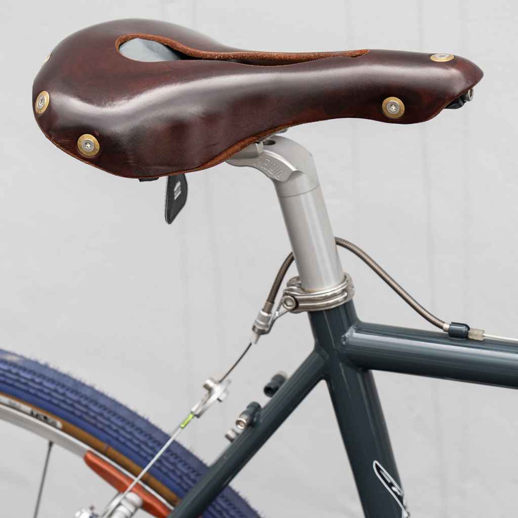 BERTHOUD* aravis open leather saddle (brown) - BLUE LUG ONLINE STORE