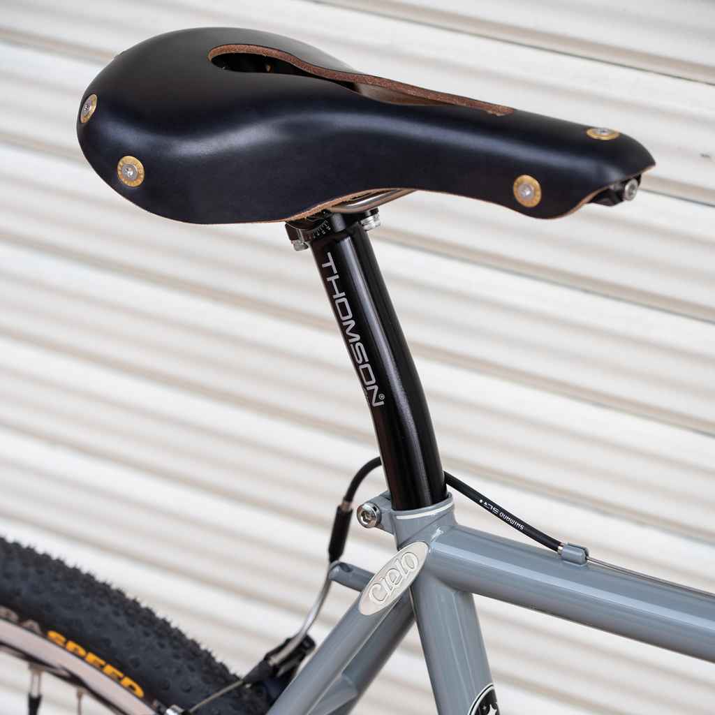 BERTHOUD* aspin open leather saddle (black) - BLUE LUG ONLINE STORE