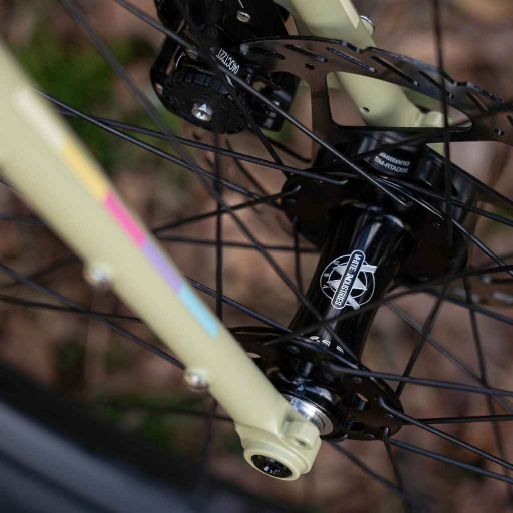 WHITE INDUSTRIES* CLD+ boost disc hub front (black) - BLUE LUG