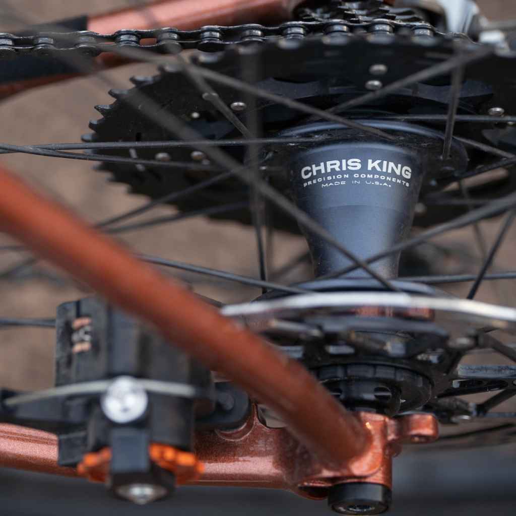 CHRIS KING* R45 disc road hub rear (two tone black punch/center