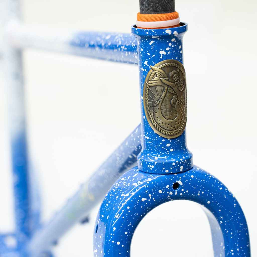 CRUST BIKES* evasion lite step thru frame (blue & white
