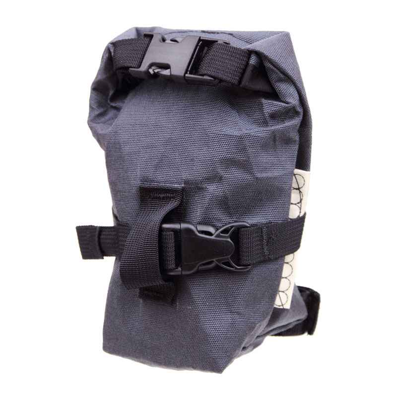 アクセサリー OUTER SHELL ADVENTURE Rolltop Saddlebag OUTER SHELL ADVENTURE* rolltop saddlebag (blacked out