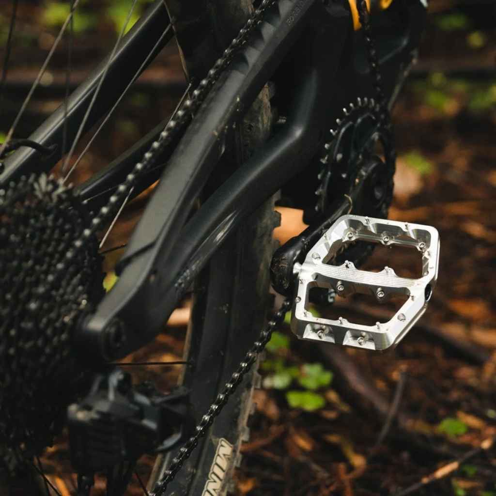 WOLF TOOTH COMPONENTS* waveform pedal (large/black) - BLUE