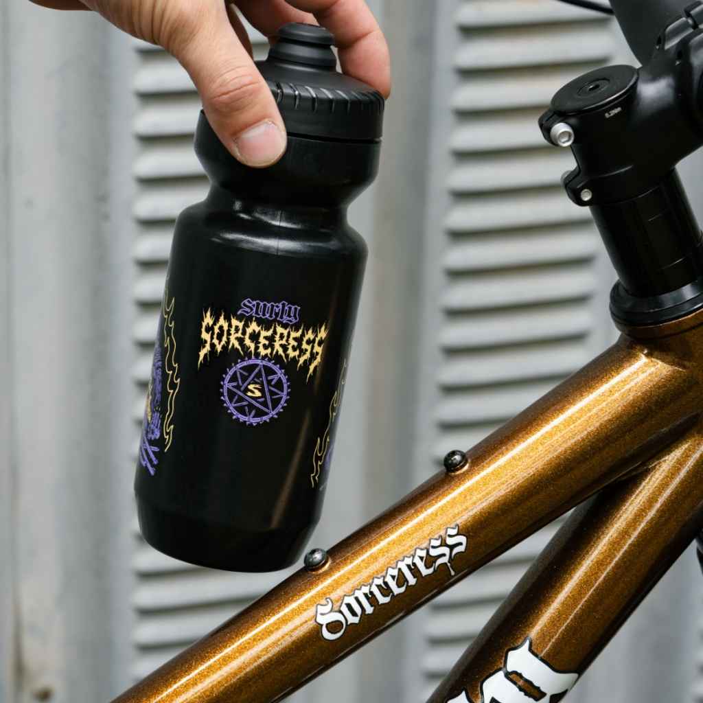 SURLY* sorceress water bottle (black) - BLUE LUG ONLINE STORE