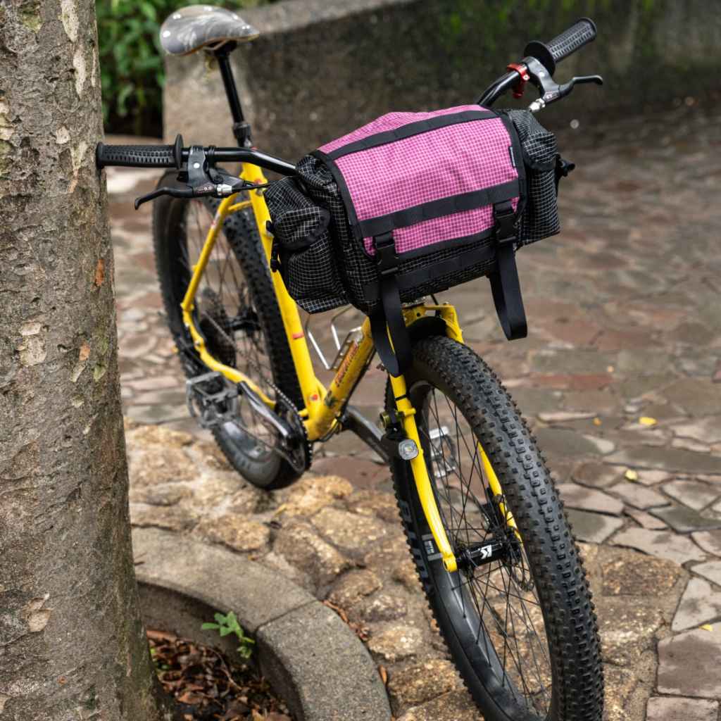 OUTER SHELL ハンドルバーバッグ ブルーラグ フェアウェザー サーリー FAIRWEATHER* handlebar bag ADV (ultra grid/berry) - BLUE LUG