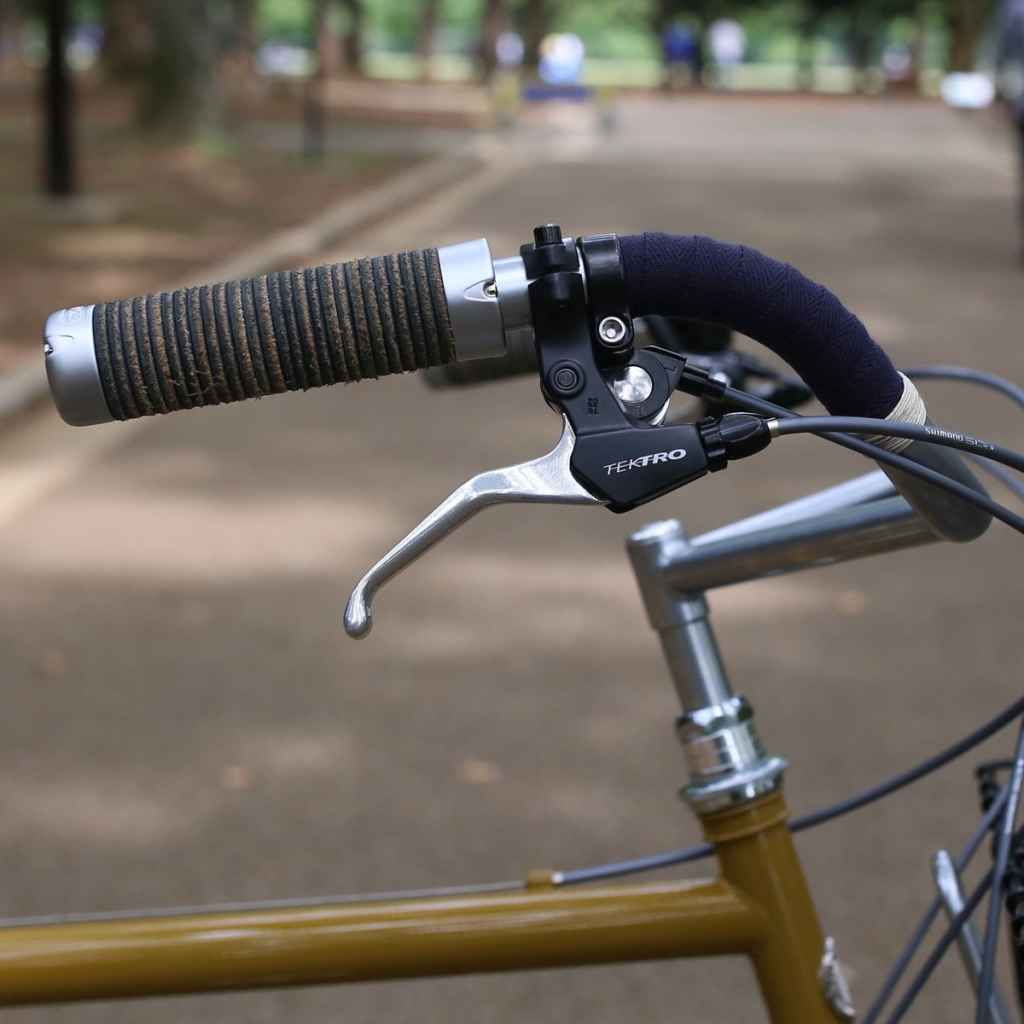 Brooks Plump Leather Grips: Adjustable & Hardwearing Grips