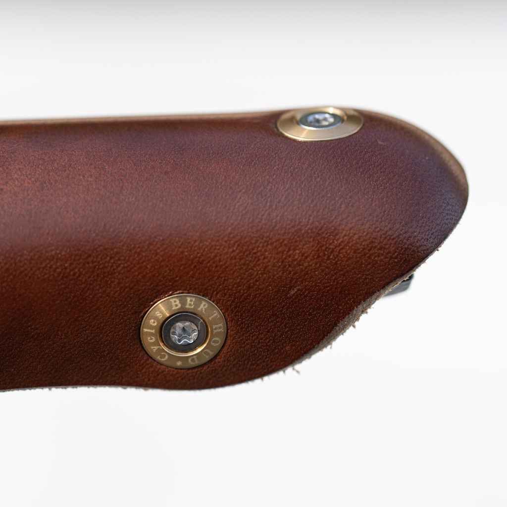 BERTHOUD* aravis leather saddle (brown) - BLUE LUG ONLINE STORE