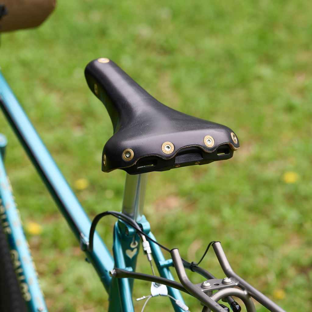 BERTHOUD* aravis leather saddle (black) - BLUE LUG ONLINE STORE