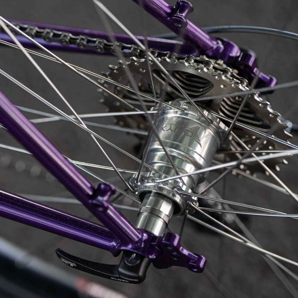 ONYX* vesper road hub front (black) - BLUE LUG ONLINE STORE