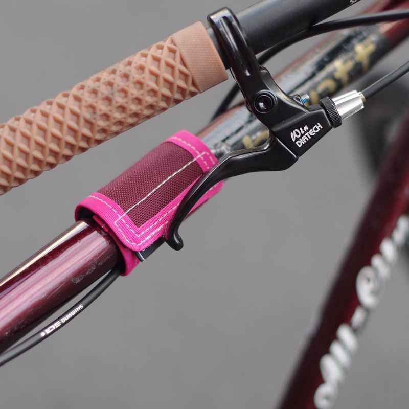 BLUE LUG* frame pad nano (wax beige) - BLUE LUG ONLINE STORE