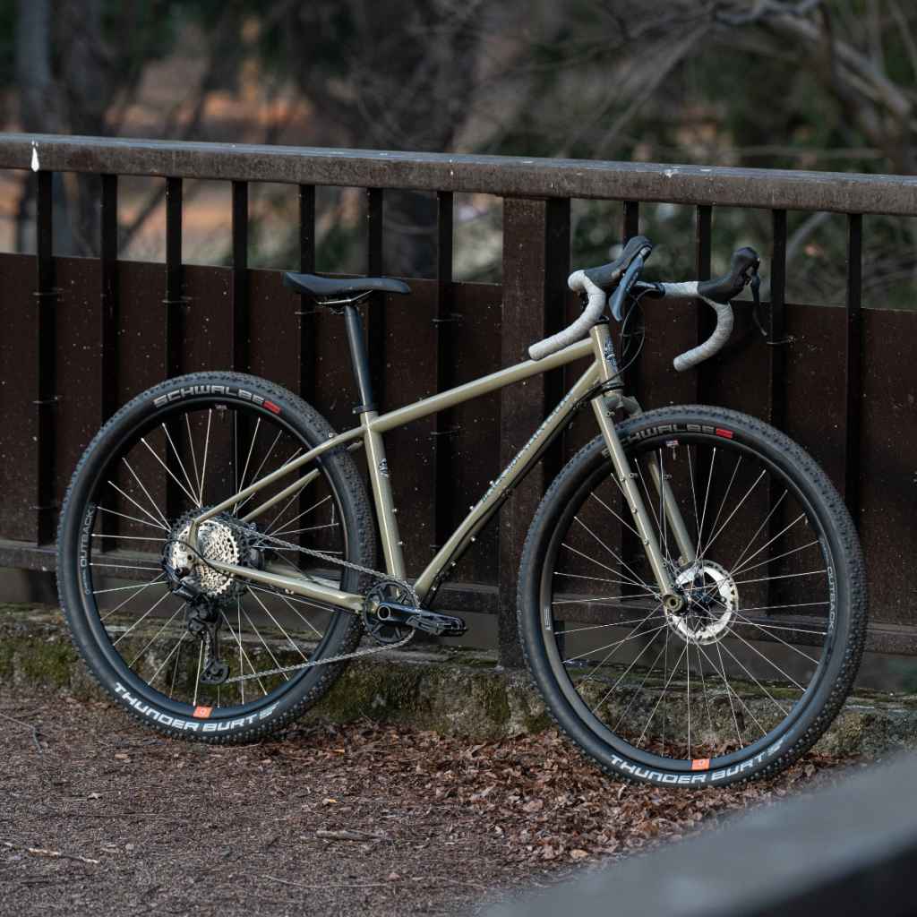 BLACK MOUNTAIN CYCLES* la cabra V2 frame set (yellow gray