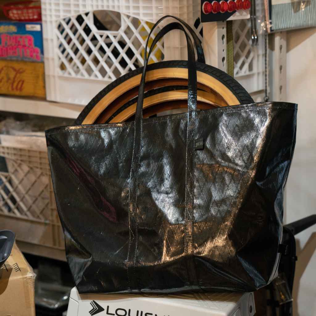 BLUE LUG* max tote (film black) - BLUE LUG ONLINE STORE