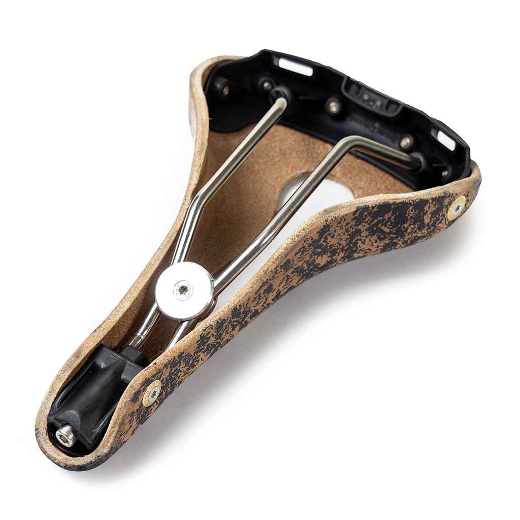 BERTHOUD* aravis open leather saddle (cork) - BLUE LUG ONLINE STORE