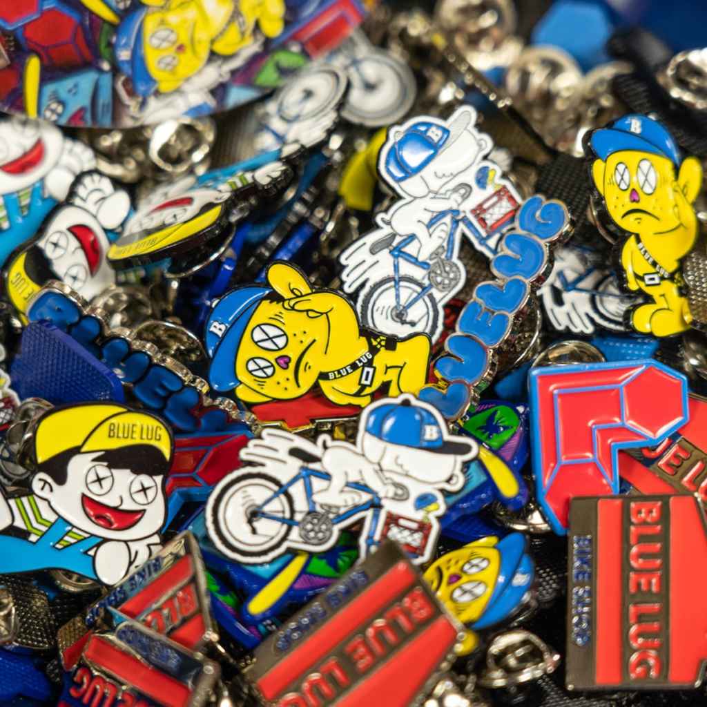 BLUE LUG* pukupuku logo pins - BLUE LUG ONLINE STORE