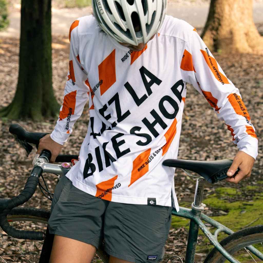 ALLEZ × ブルーラグ　BLUE LUG ALLEZ LA* caution! tech tee (white) - BLUE LUG ONLINE STORE