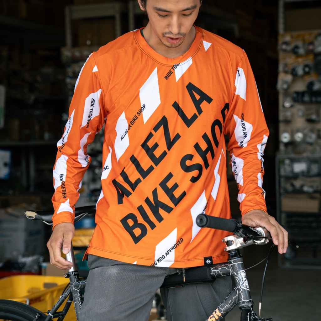 ALLEZ LA* caution! tech tee (orange) - BLUE LUG ONLINE STORE