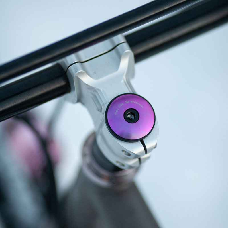 STRIDSLAND* titanium top cap (black/purple bolt) - BLUE LUG ONLINE